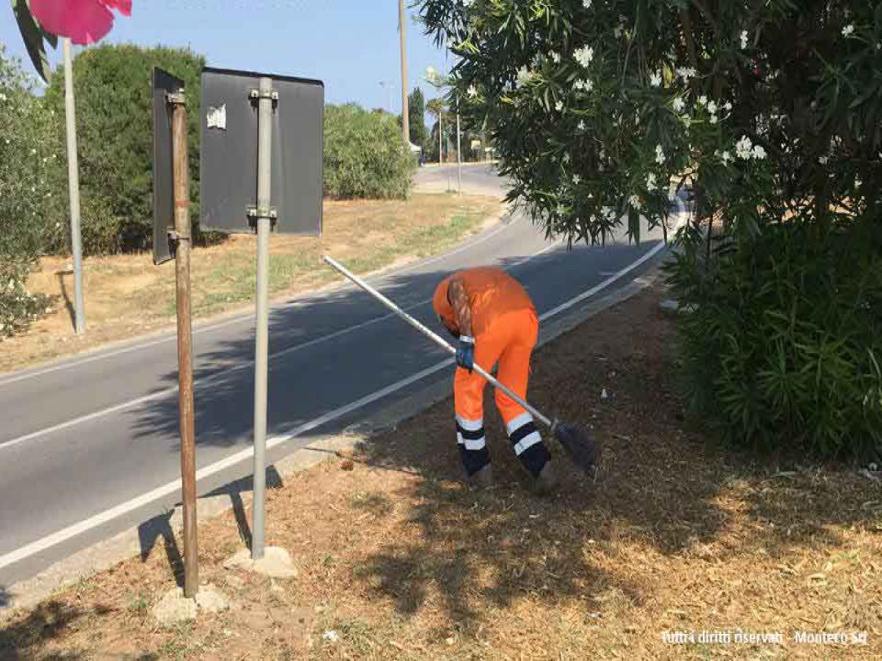 operatore ecologico raccoglie rifiuti