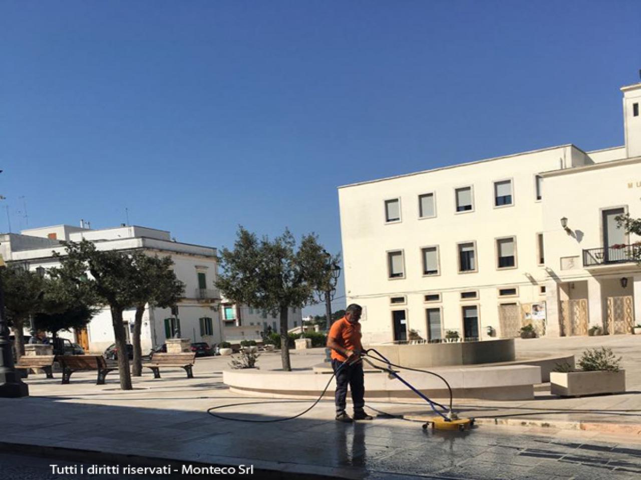 Operatore ecologico lava piazza