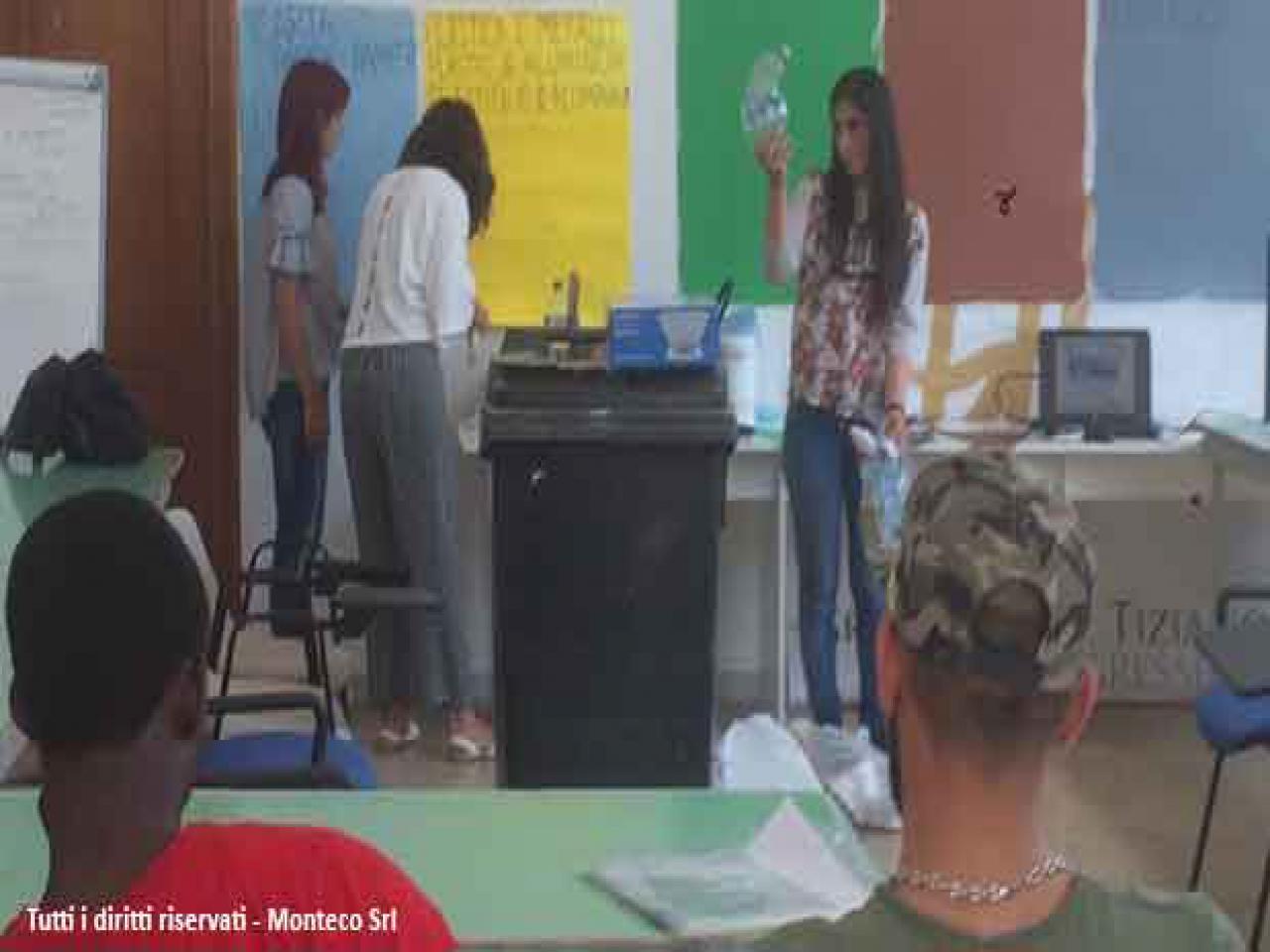 donna che mostra una bottiglia di plastica