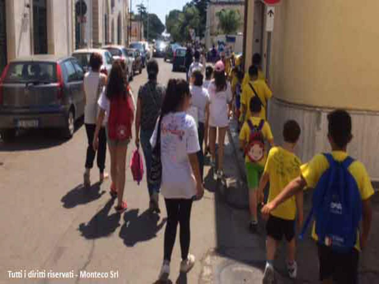 bambini che si dirigono al giardino