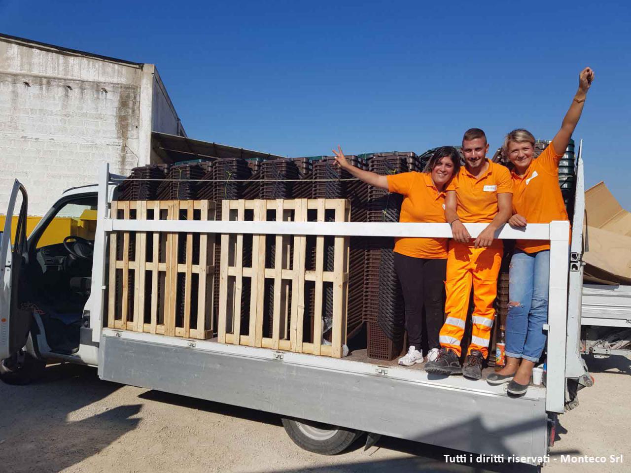 operatori ecologici su camion