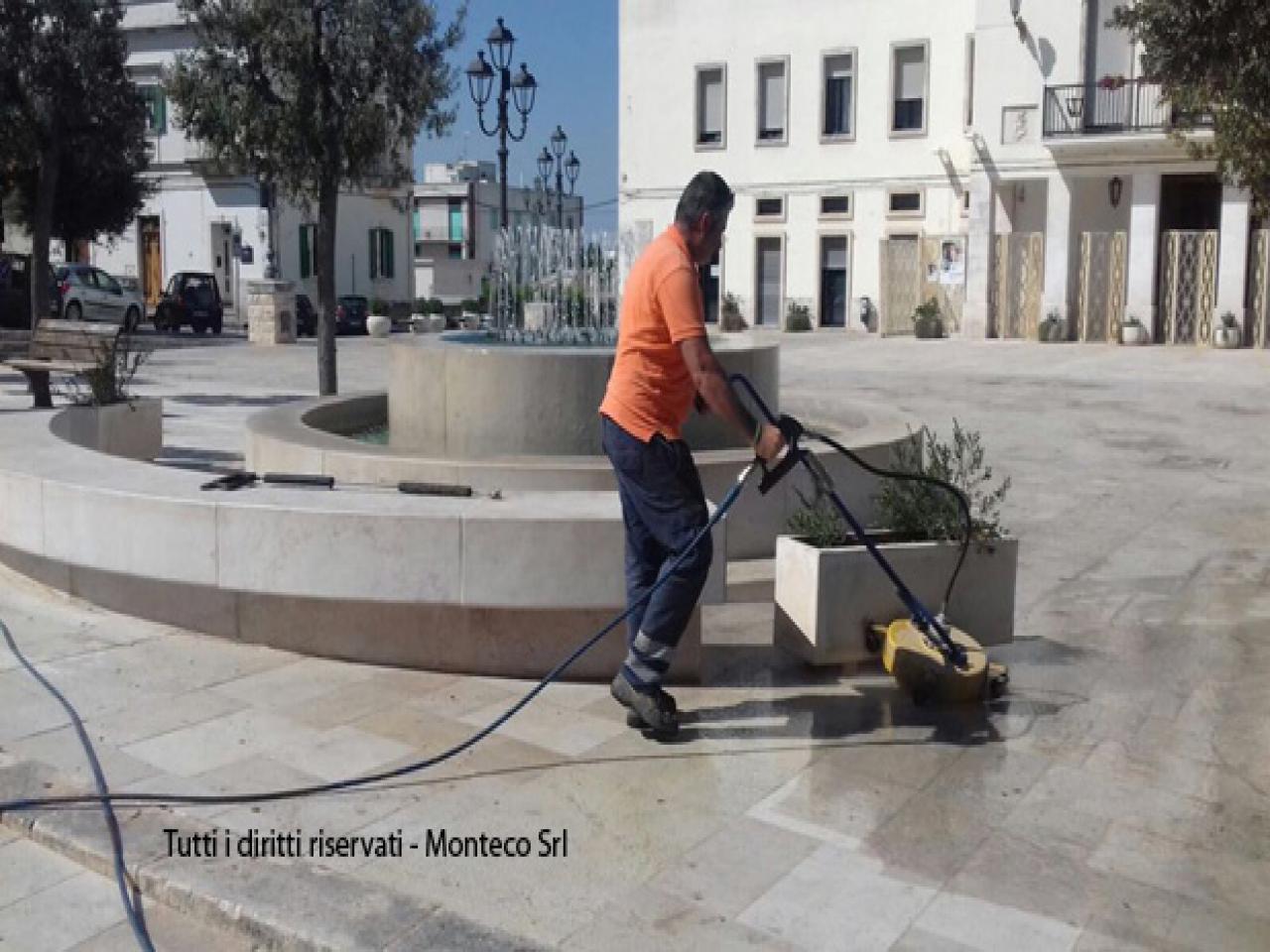 Operatore ecologico lava piazza