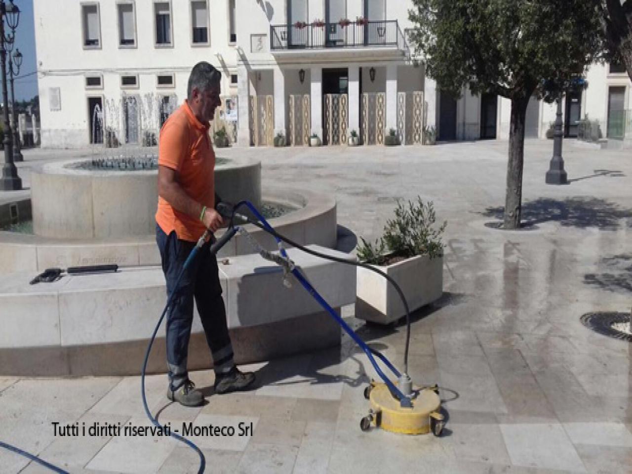 Operatore ecologico lava piazza