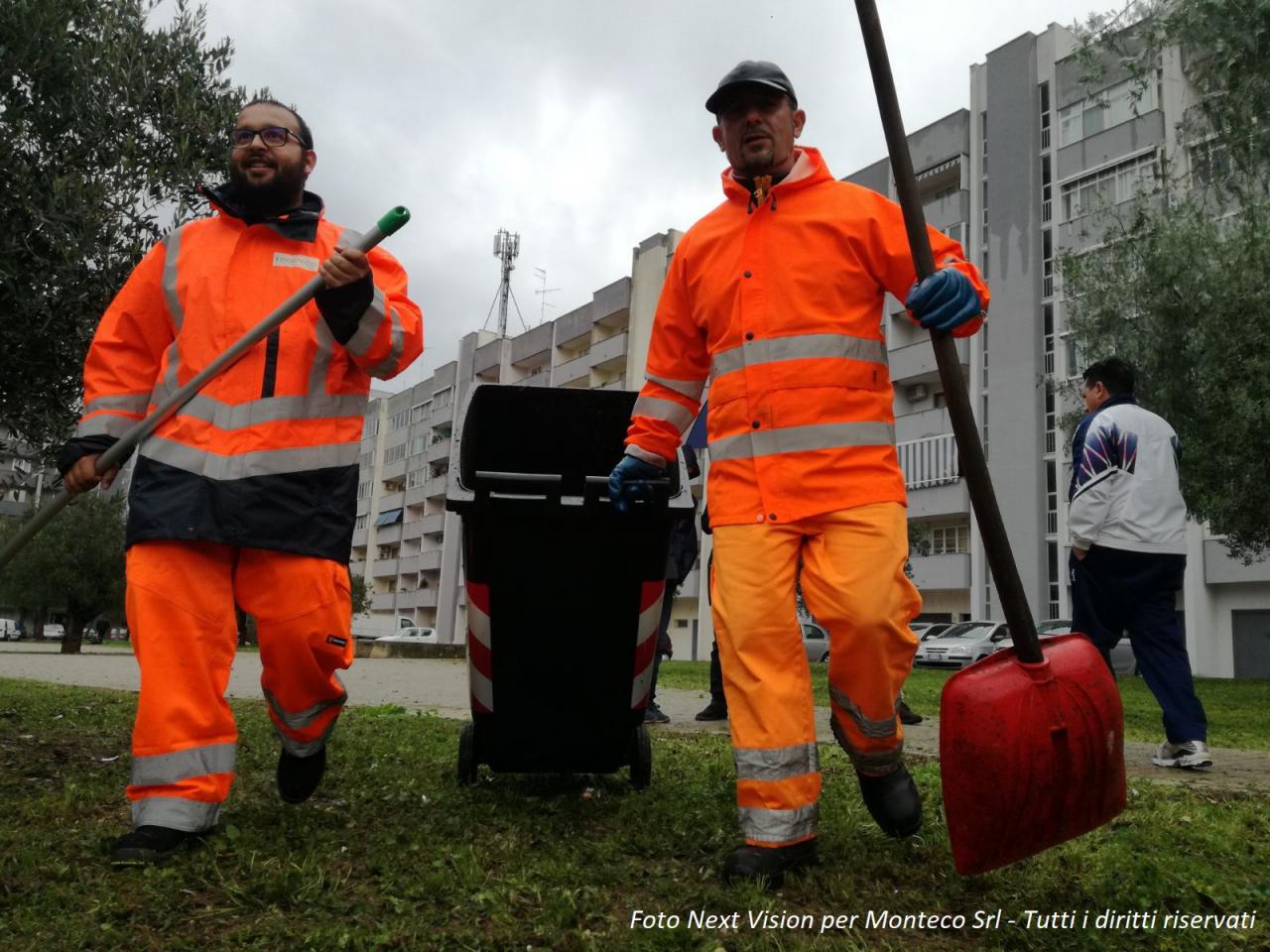 operatori ecologici con bidoni