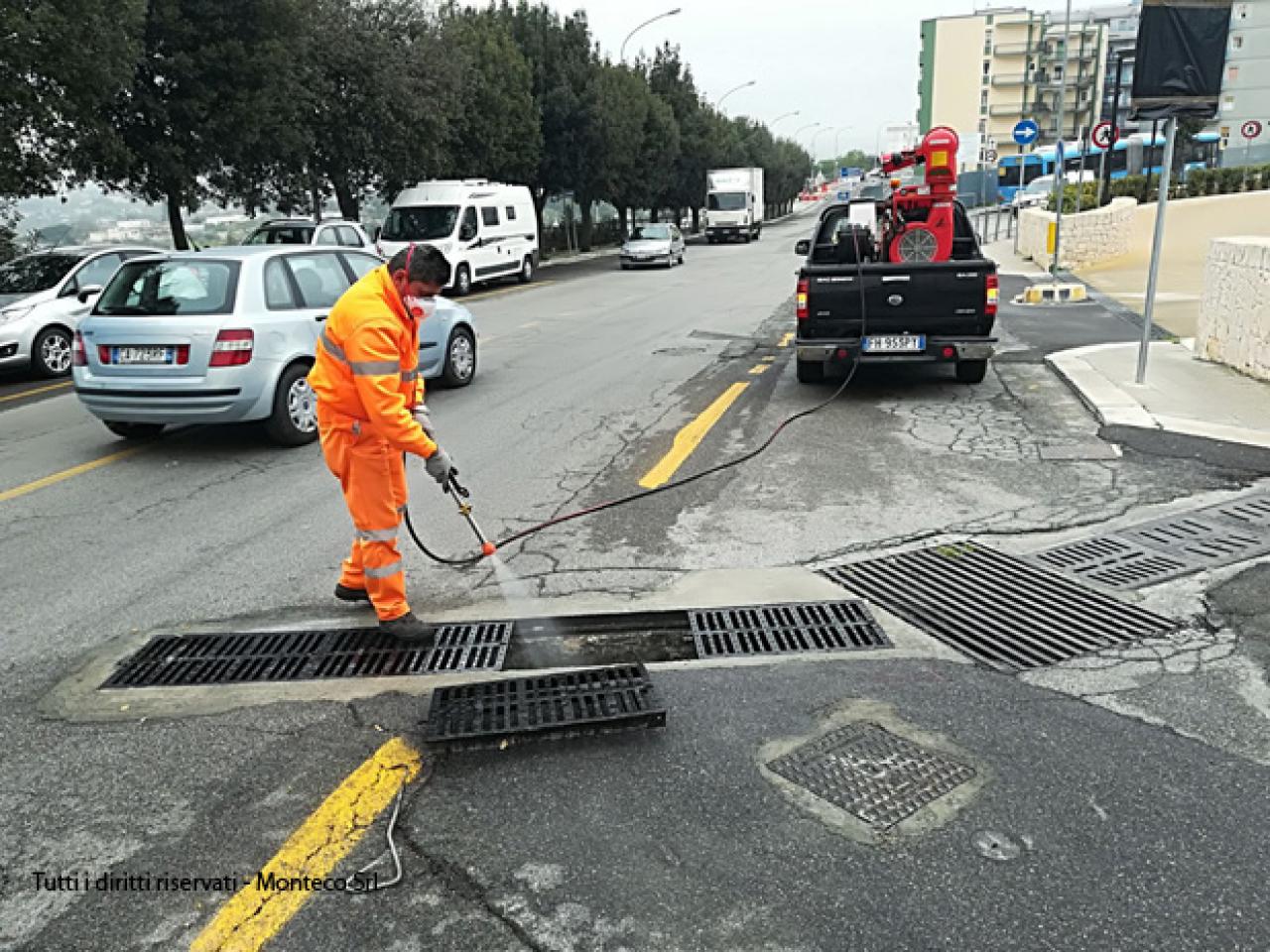 operatore ecologico effettua lavaggio caditoie