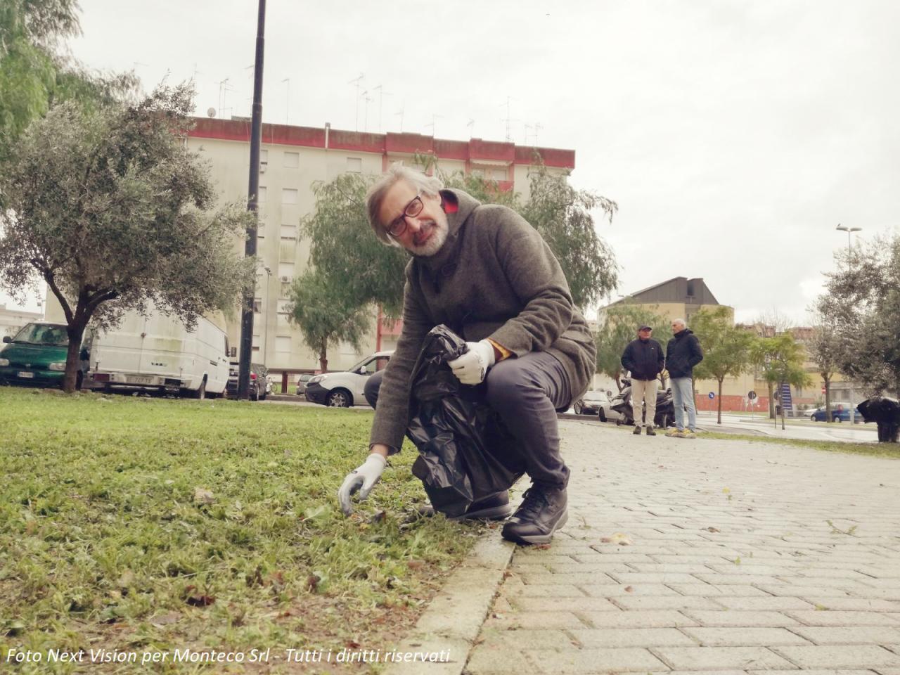 uomo che pulisce le aiuole