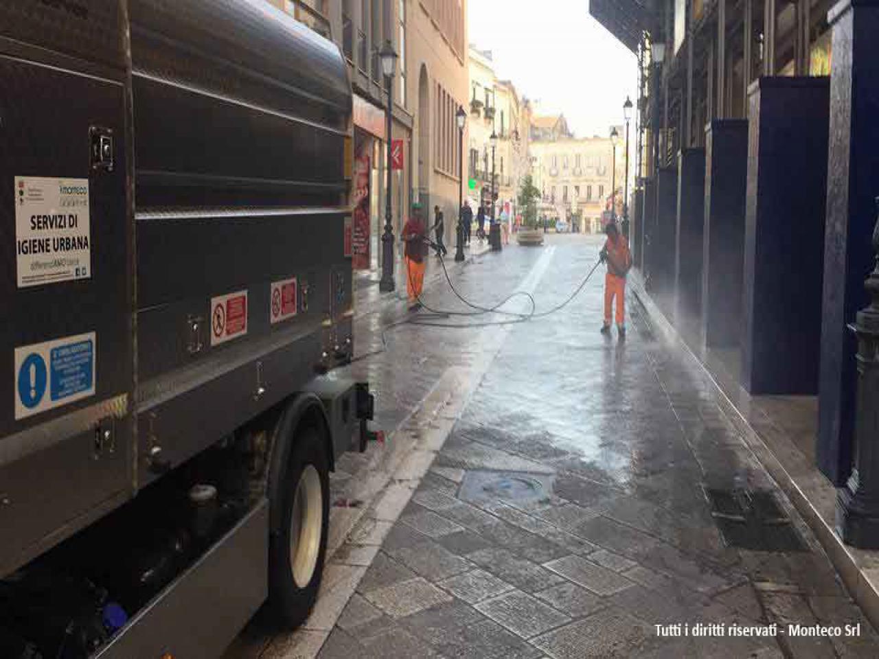 operatori ecologici, camion rifiuti