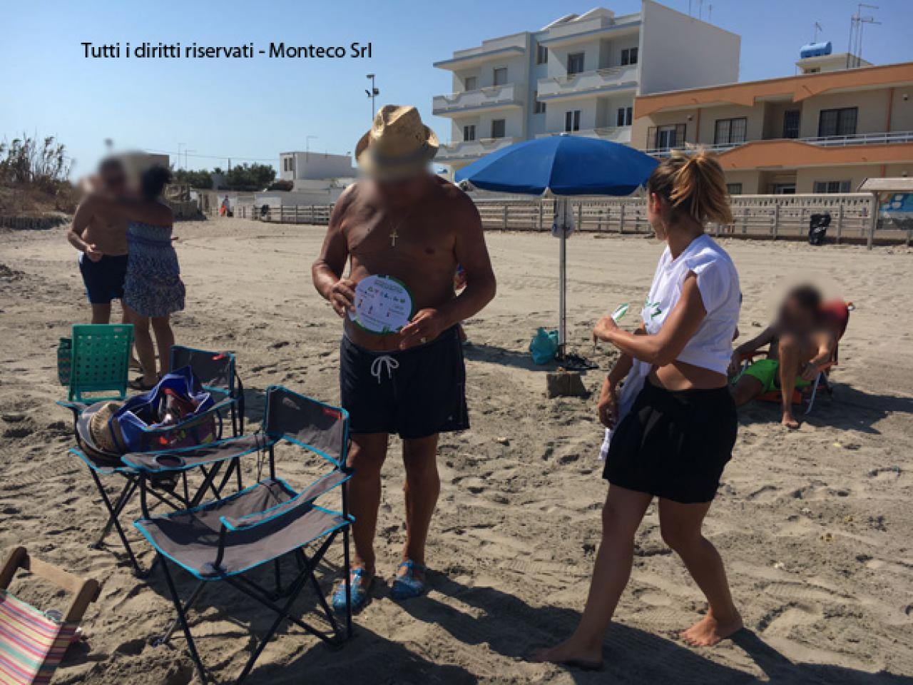 donna con sporta, uomo con disco dei rifiuti