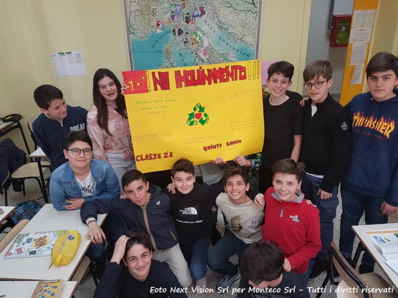 bambini con cartellone no all'inquinamento