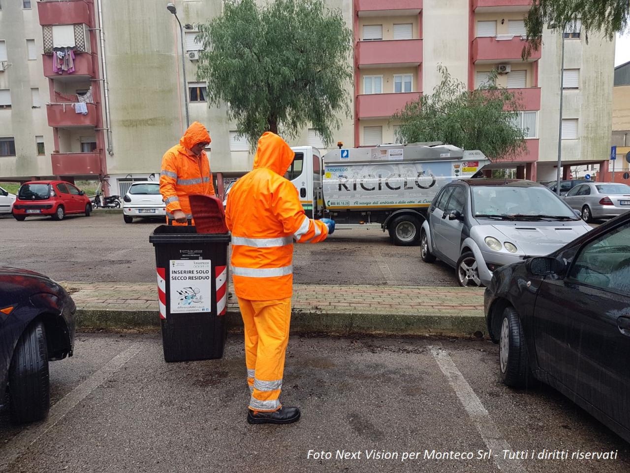 operatori ecologici che spazzano la strada