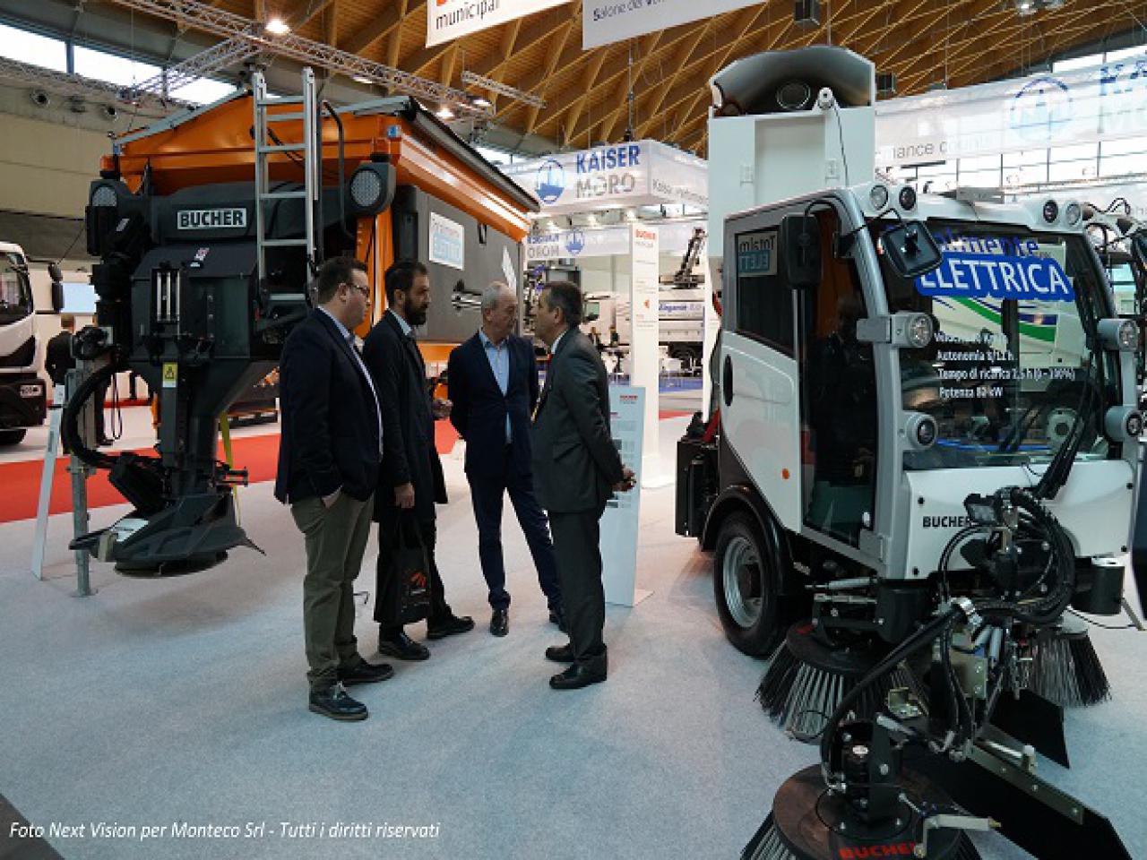 camion dei rifiuti e persone che dialogano