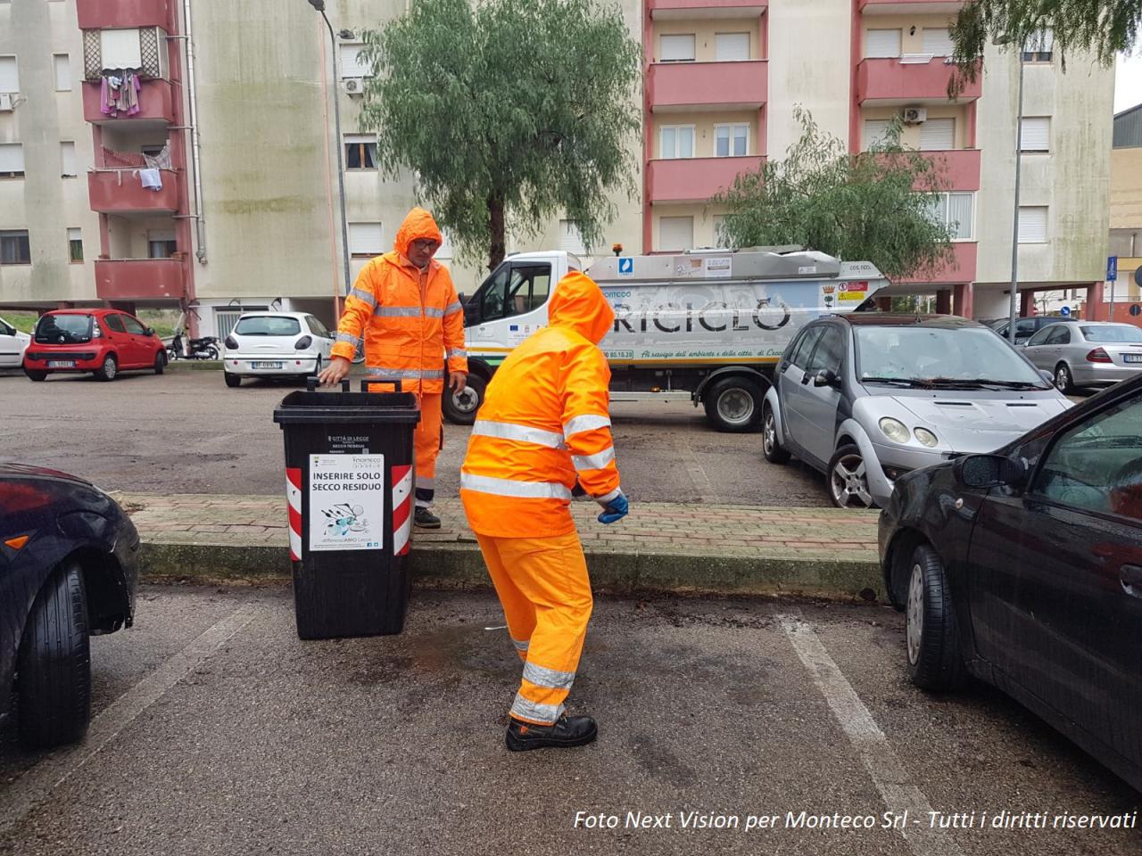 operatori ecologici che spazzano la strada