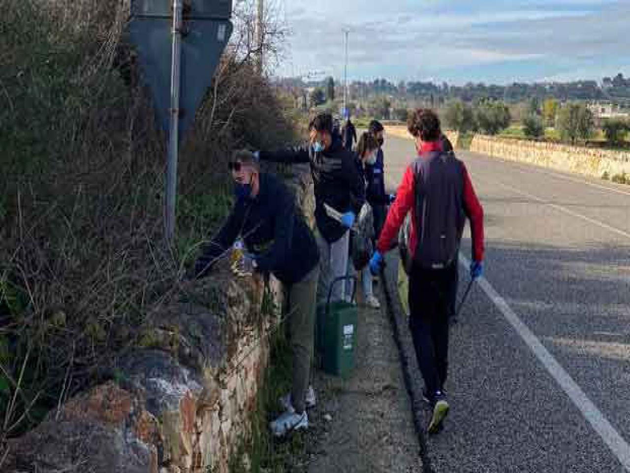 Ragazzi che raccolgono rifiuti