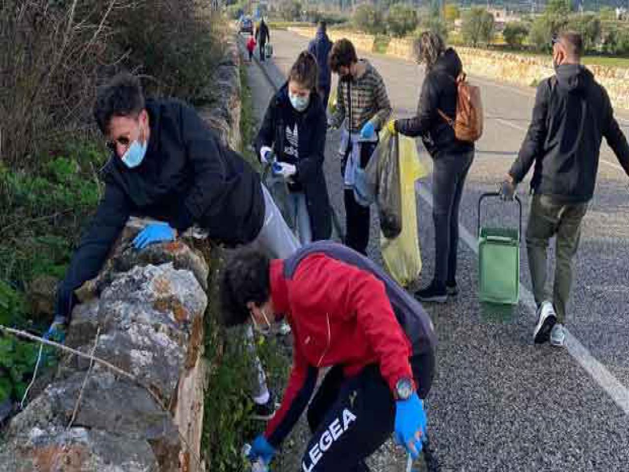 Ragazzi che raccolgono rifiuti