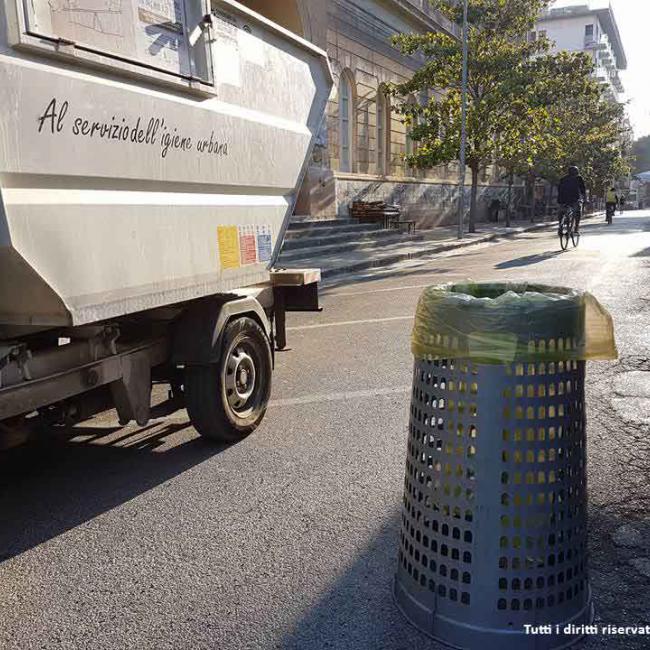 bidone dei rifiuti, camion dei rifiuti