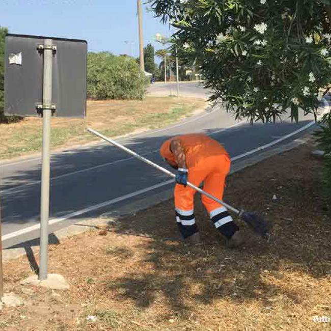 operatore ecologico raccoglie rifiuti