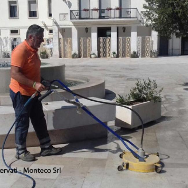 Operatore ecologico lava piazza